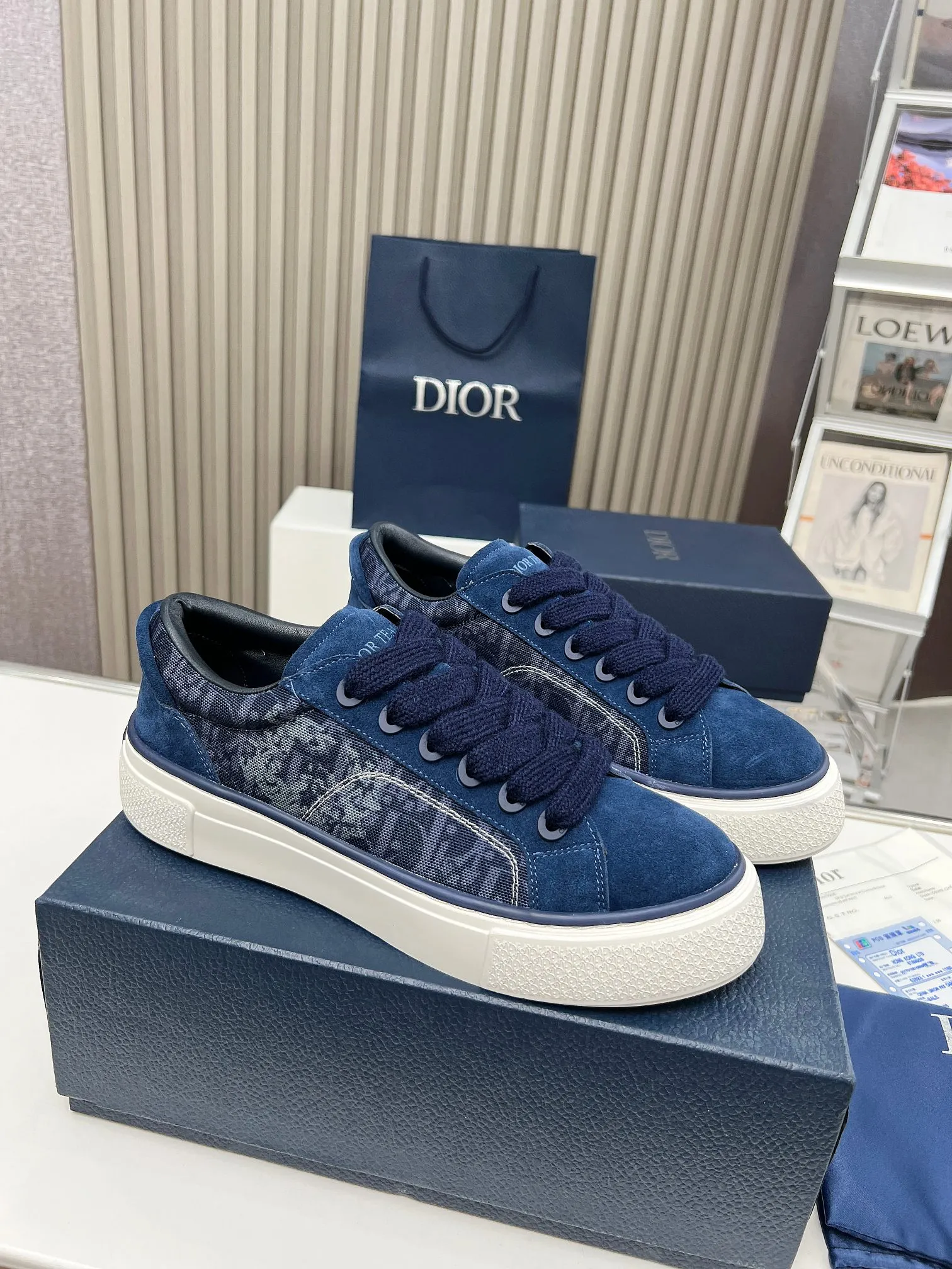 👟👟Ex-factory price 560👟👟 Men +10 DIOR TEARS Dior co-branded B33 sneakers are new in the fall of 2023, reinterpreting the classic tennis shoes, and the fashionable silhouette highlights the thickness. Crafted from blue cotton denim, it's finished with a laser-drawn Oblique print, layered with cotton styling details that showcase the Dior Tears collection's 👟👟Ex-factory eace Sign pattern, and finished with navy suede panels. The padded shoes stand out, showcasing an embossed Dior Tears logo, wide navy mohair laces and brass eyelets with a matte tonal finish. The cream-white Dior Oblique patterned rubber sole, enhanced by the contrasting Dior 30 Avenue Montaigne signature on the rear, will add a modern touch to any casual look. Size: Women's 35-40 (34, 41 customized, non-refundable) Men's 39-45 (38, 46 customized, non-refundable)